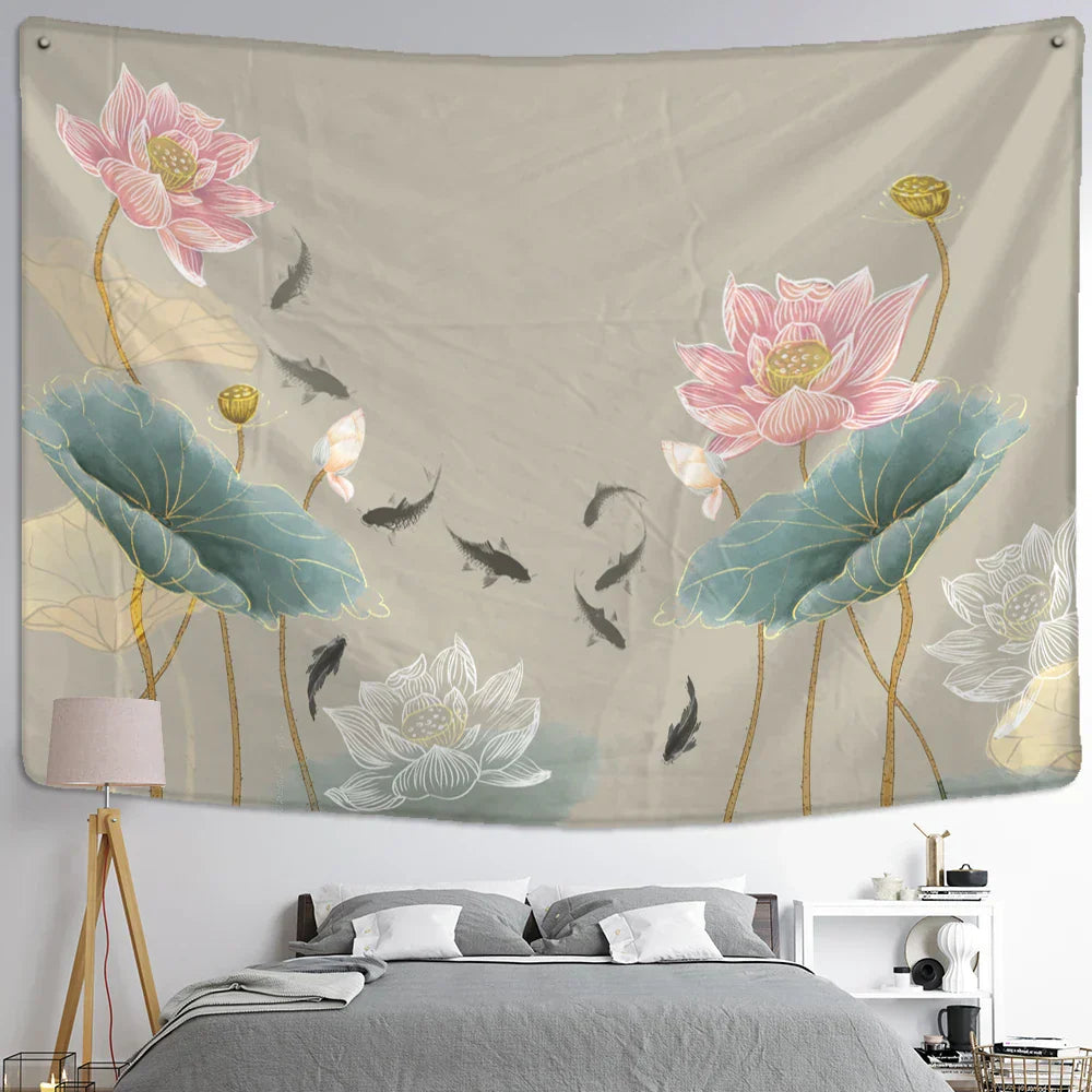 DecorBites™ نسيج معلق على الحائط بزخرفة أسماك الكوي وزهور اللوتس - ديكور منزلي بلمسة بوهيمية