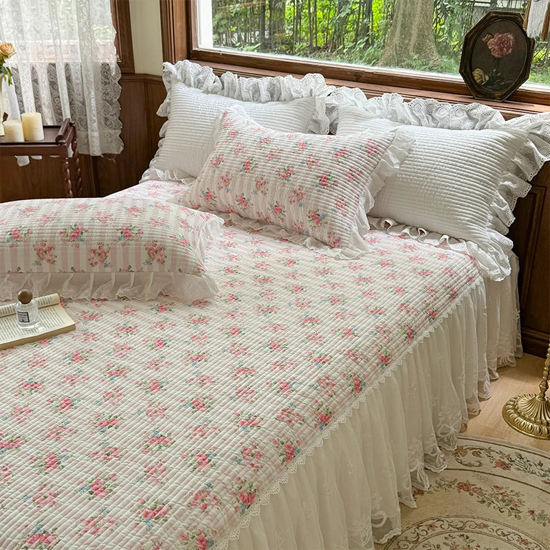 طقم مفرش سرير DecorBites™ Lace Ruffles مع أغطية وسائد لأسرّة 1.2-2 متر