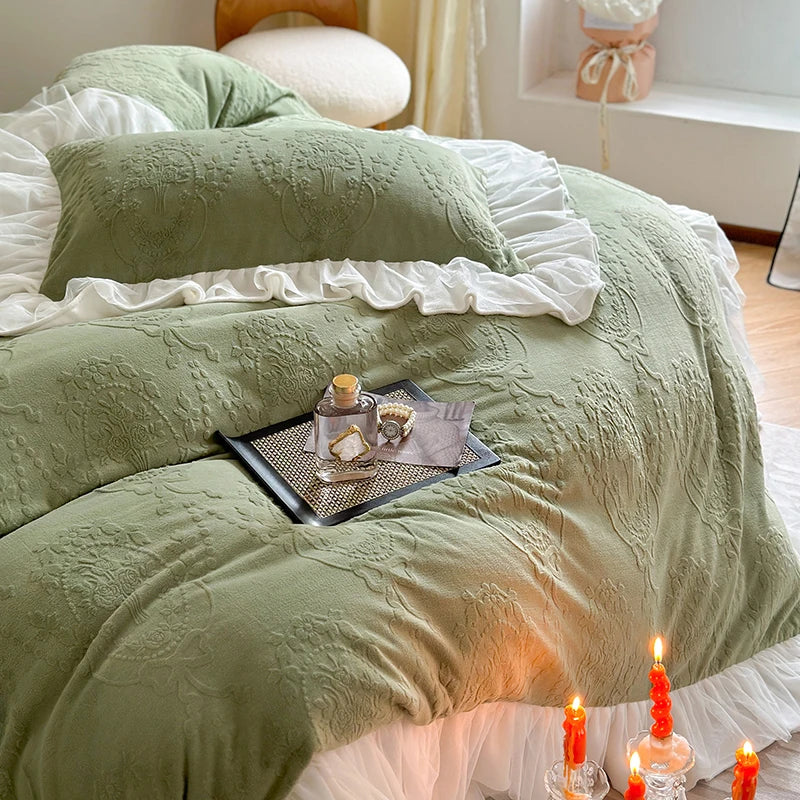طقم شراشف DecorBites™ الفرنسي المخملي المنحوت مع دانتيل الكشكشة، غطاء لحاف مخملي مرجاني، ملاءة سرير فاخرة