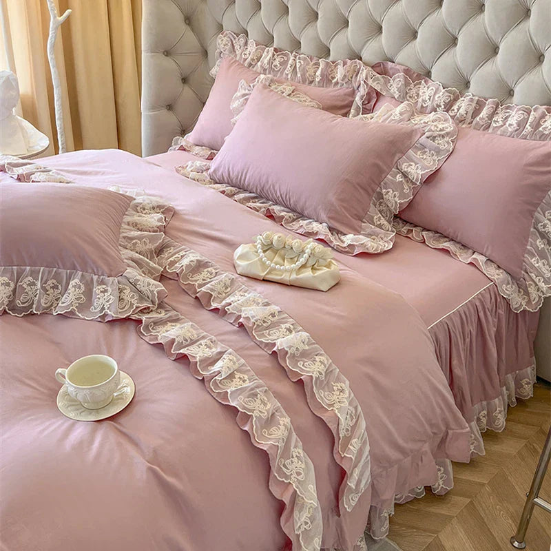 طقم مفروشات أميرة كورية من الدانتيل والكشكشة من DecorBites™ باللون الوردي المائل للبني