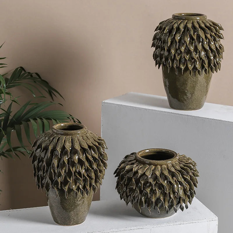 DecorBites™ Leaf Relief Ceramic Vase: إناء زهور خزفي بتصميم أوراق بارزة ثلاثي الأبعاد مصنوع يدوياً