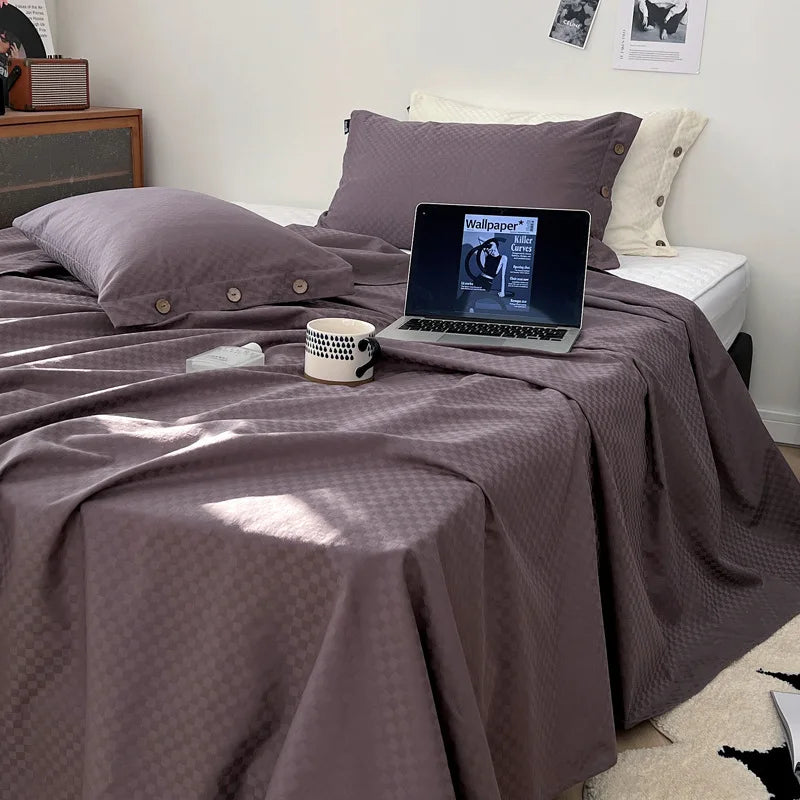 طقم ملاءة سرير فاخرة من الساتان القطني المخطط من DecorBites™ مع غطاءي وسادة