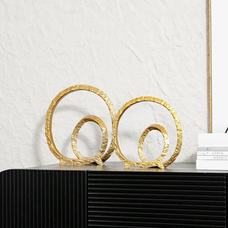 DecorBites™ حلية الدائرة الذهبية المجوفة: تماثيل ديكور المنزل