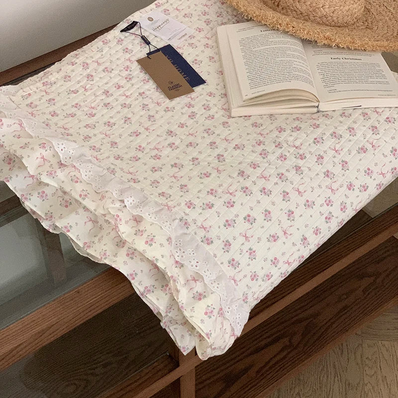 طقم مفرش سرير كوري من DecorBites™ برنسيس بتصميم أزهار من الدانتيل والكشكشة مع لحاف قطني 100%