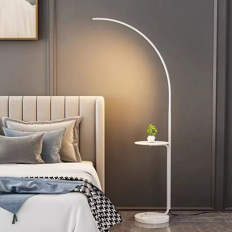 DecorBites™ مصباح أرضي LED بتصميم حديث باللون الأسود والأبيض والذهبي لتزيين غرفة المعيشة