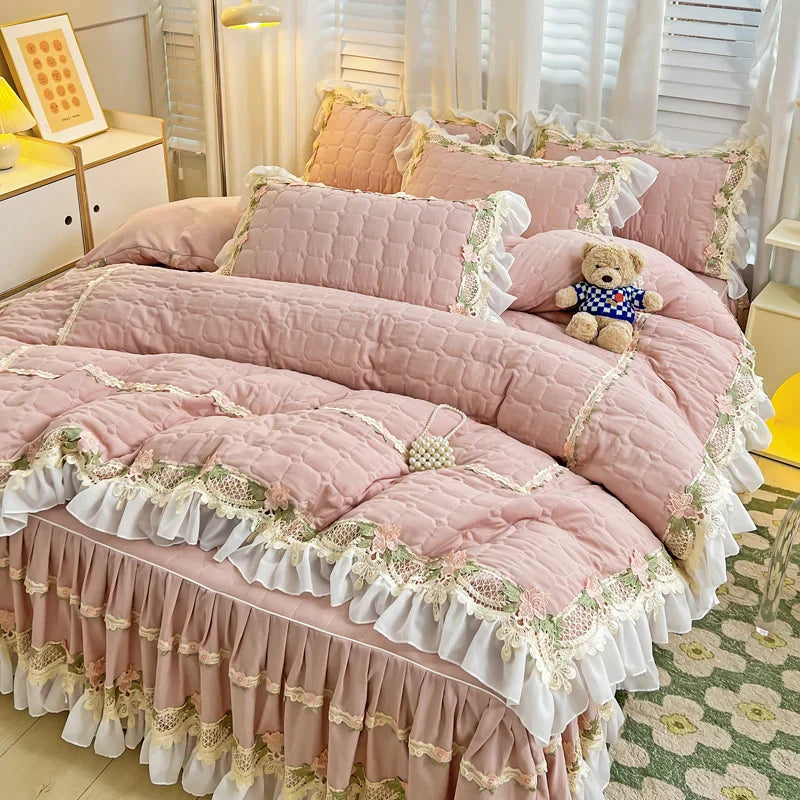 طقم مفروشات أميرة كوري من DecorBites™: أزهار، دانتيل، كشكشة، تطريز، مبطن، غطاء لحاف، مفرش سرير