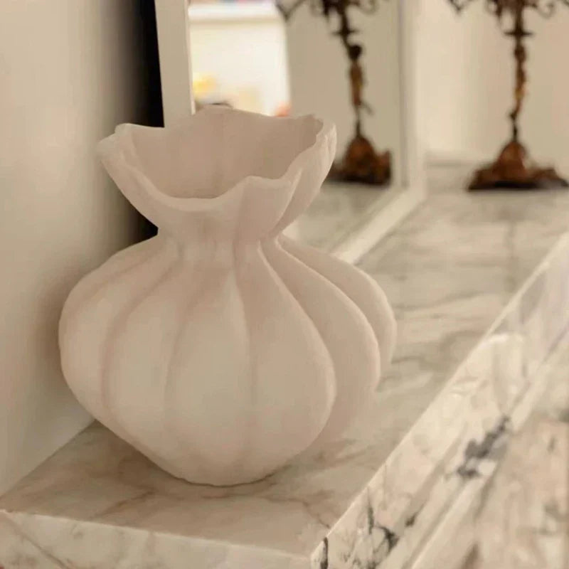 مزهرية سيراميك دانتيل من DecorBites™ لباقات وترتيبات ديكور المنزل