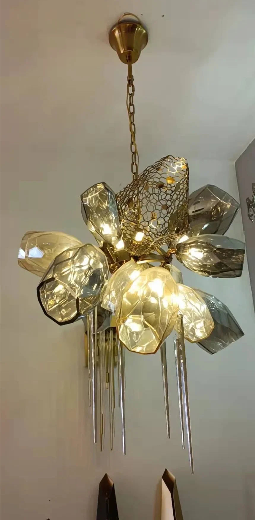 ثريا DecorBites™ الزجاجية بإضاءة LED للفنادق، مصباح معلق فاخر بسلسلة معدنية على هيئة فن سلالم