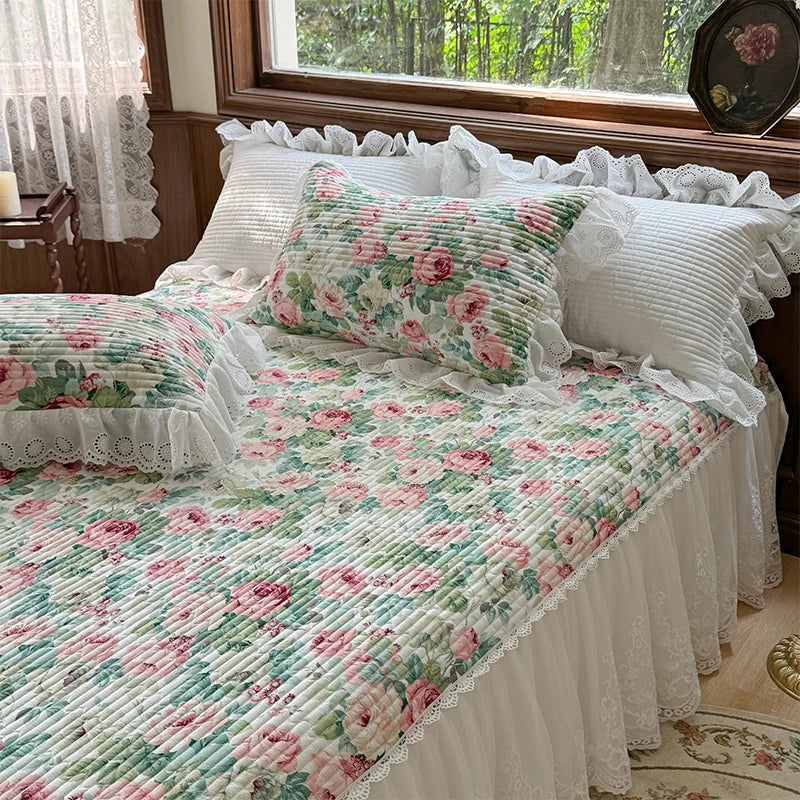 طقم مفرش سرير DecorBites™ Lace Ruffles مع أغطية وسائد لأسرّة 1.2-2 متر