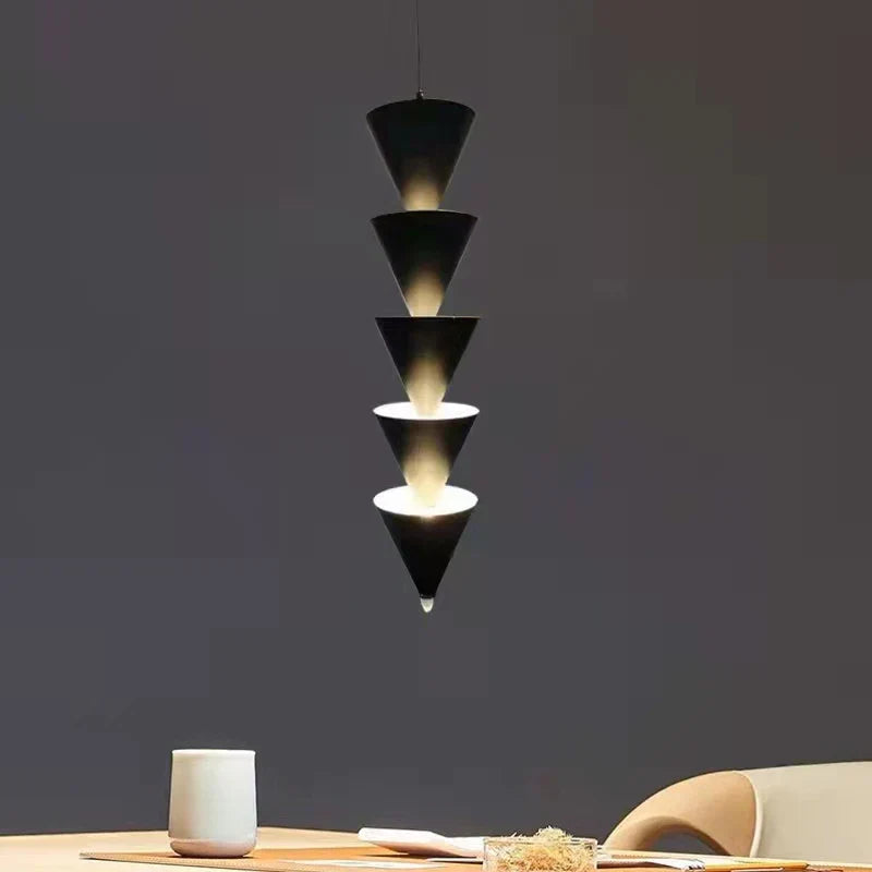 مصباح تعليق LED مخروطي باللونين الذهبي والأسود من DecorBites™ لإضاءة أنيقة للمنزل والمتجر