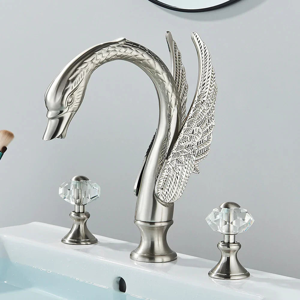 DecorBites™ حنفية حوض بمقبضين كريستاليين بتصميم بجعة ذهبية