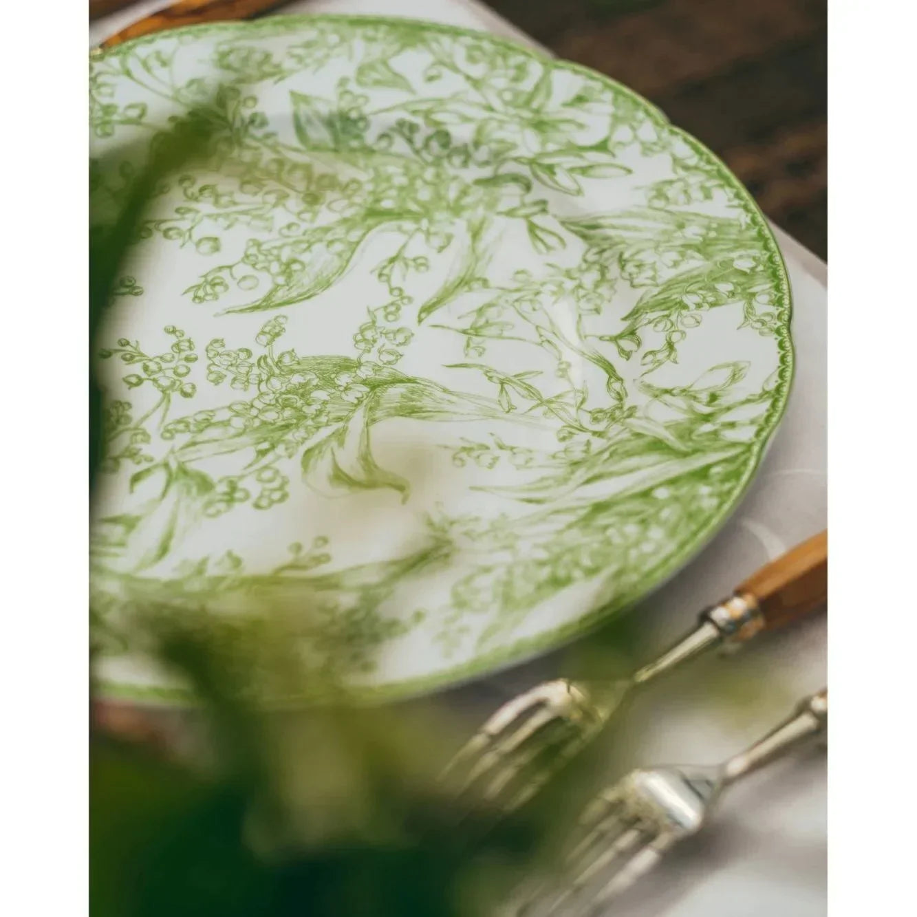 طبق عشاء DecorBites™ بطبعة زهور خضراء