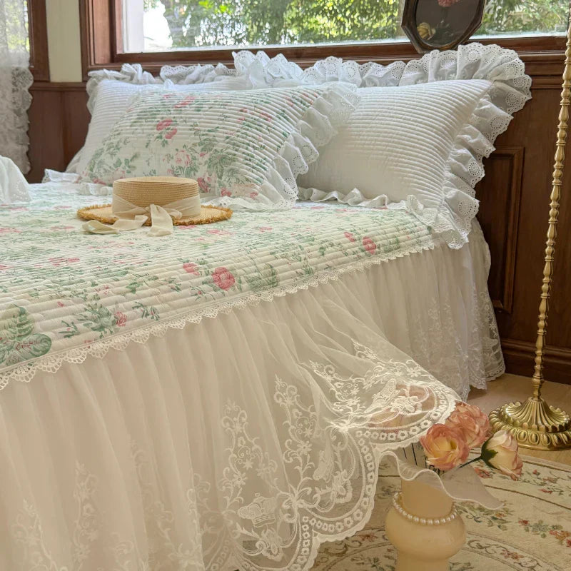 طقم مفرش سرير DecorBites™ Lace Ruffles مع أغطية وسائد لأسرّة 1.2-2 متر