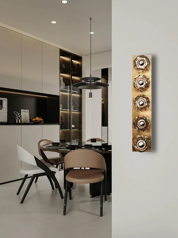 مصباح حائط كريستالي فاخر من DecorBites™ لخلفية التلفزيون الحديثة وديكور غرفة المعيشة