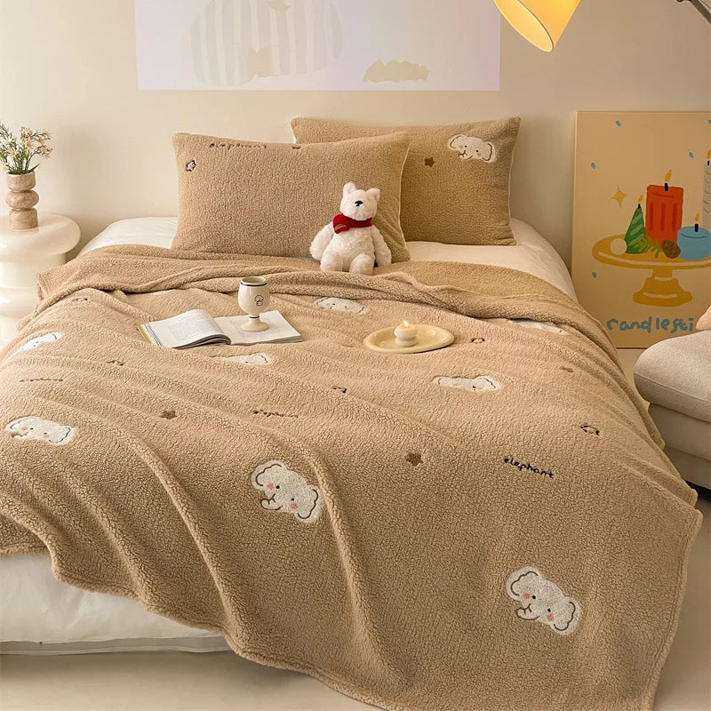 DecorBites™ Cozy Teddy Fleece Blanket - Luxury Bedspread for All Seasons