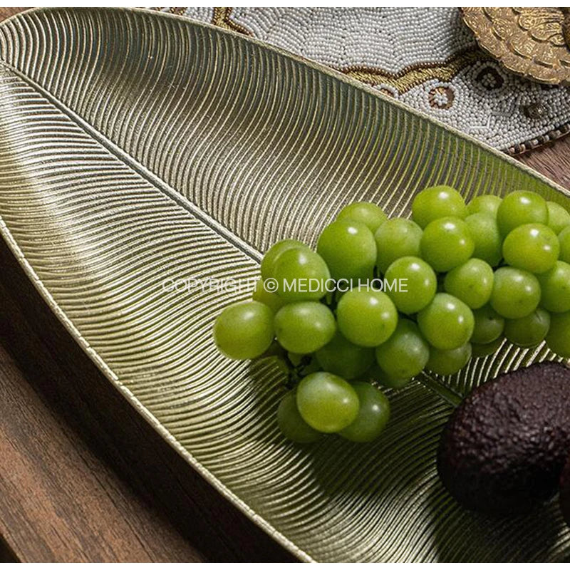 DecorBites™ صينية خشبية بشكل ورقة شجر مطلية باللون الذهبي مقاس 14.5 × 40 سم - أواني طعام عصرية للزينة