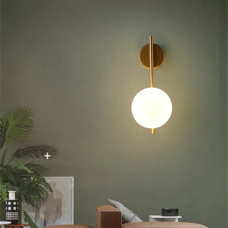 مصباح حائط من DecorBites™ ذهبي مزود بكرة زجاجية بتقنية LED: إضاءة حائط جانبية بتصميم أمريكي للممرات وغرف النوم والدراسة
