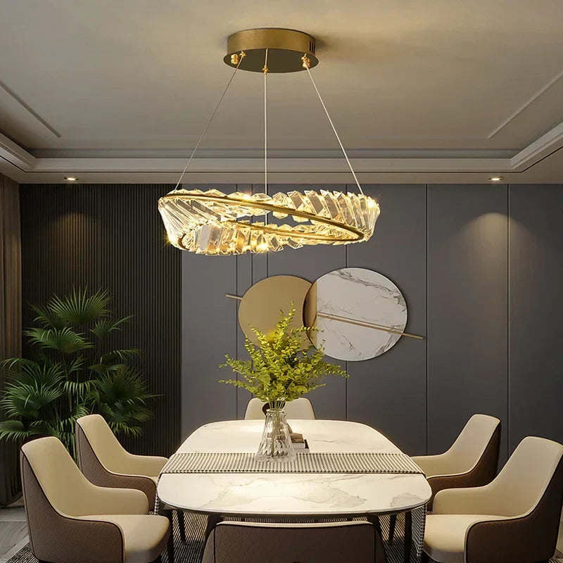 ثريا قلادة كريستال ذهبية بتقنية LED من DecorBites™ لإنارة غرف المعيشة والطعام الفاخرة والديكور