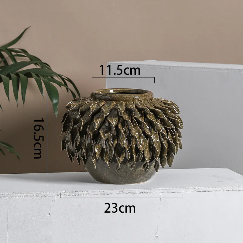 DecorBites™ Leaf Relief Ceramic Vase: إناء زهور خزفي بتصميم أوراق بارزة ثلاثي الأبعاد مصنوع يدوياً
