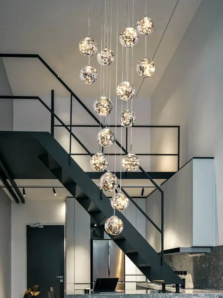 ثريا زجاجية ذهبية بإضاءة LED من DecorBites™: تجهيزات إضاءة للدرج بتصميم كروي دائري بسيط