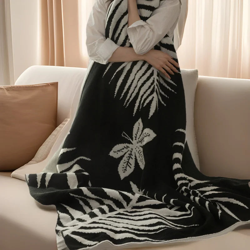 بطانية غطاء الأريكة المحبوكة من DecorBites™: لحاف رفيع أبيض وأسود لغفوة المكتب وتكييف الهواء