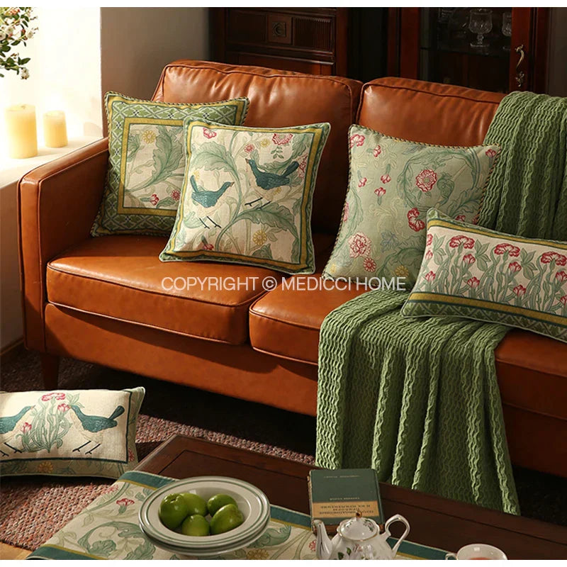 غطاء وسادة أسفل الظهر من الكتان الفرنسي فلاكس بطبعة زهور وطيور، أخضر فاتح من DecorBites™
