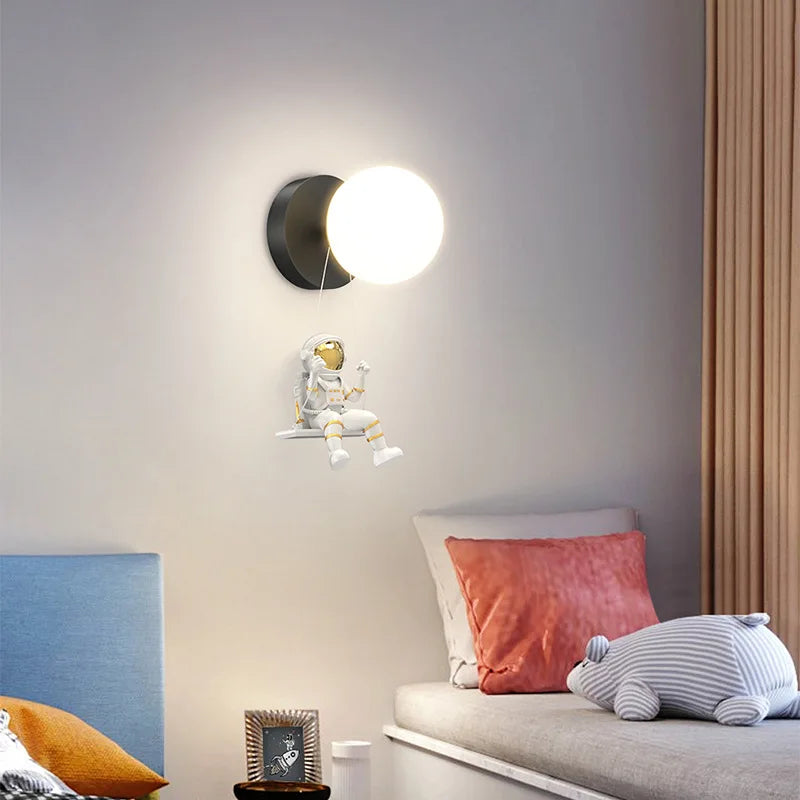 مصباح حائط رائد الفضاء للأطفال من DecorBites™: مصباح عصري لغرفة نوم بتصميم الفضاء