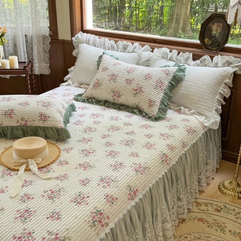 طقم مفرش سرير DecorBites™ Lace Ruffles مع أغطية وسائد لأسرّة 1.2-2 متر