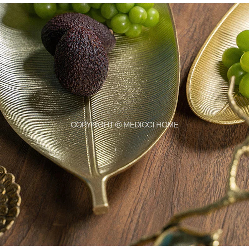 DecorBites™ صينية خشبية بشكل ورقة شجر مطلية باللون الذهبي مقاس 14.5 × 40 سم - أواني طعام عصرية للزينة