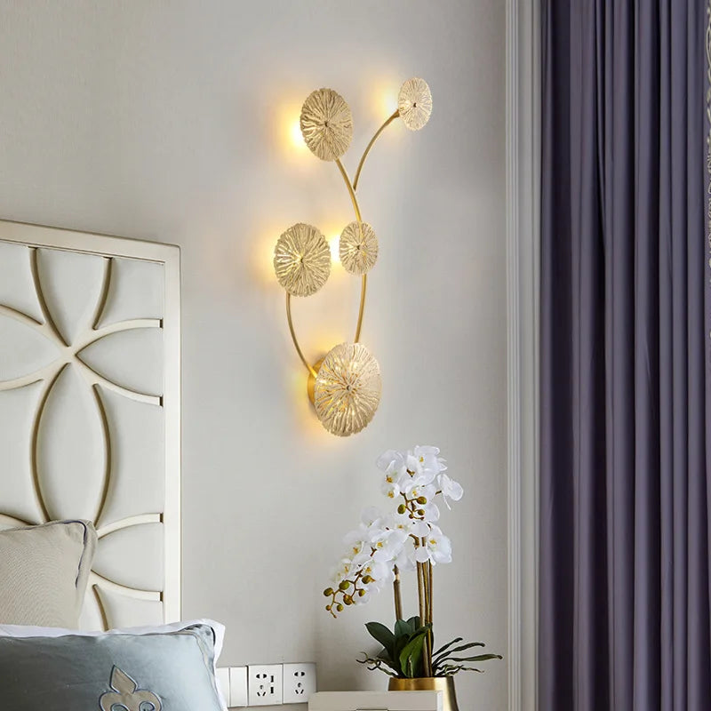 أباليك حائط بإطار نحاسي ذهبي بتصميم زهرة من DecorBites™ لإنارة غرف الطعام الفندقية