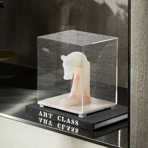 Vitrine en acrylique sur base en travertin par DecorBites™ pour objets de collection, figurines, desserts