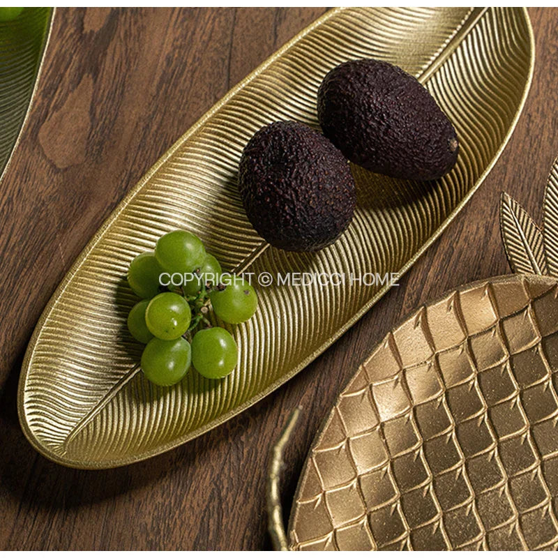 DecorBites™ صينية خشبية بشكل ورقة شجر مطلية باللون الذهبي مقاس 14.5 × 40 سم - أواني طعام عصرية للزينة