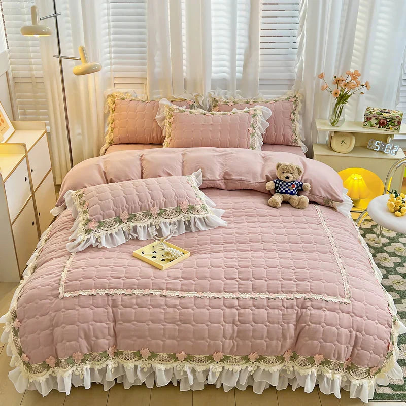 طقم مفروشات أميرة كوري من DecorBites™: أزهار، دانتيل، كشكشة، تطريز، مبطن، غطاء لحاف، مفرش سرير