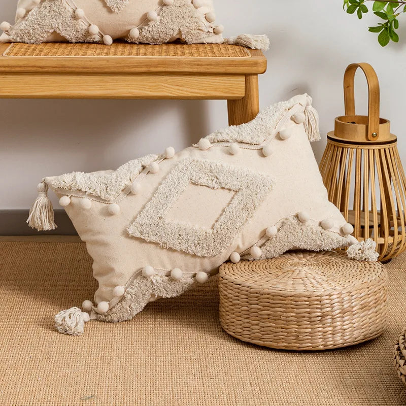 غطاء وسادة من القطن والكتان بتصميم بوهيمي منسوج بنمط هندسي مع شراشيب باللون البيج من DecorBites™