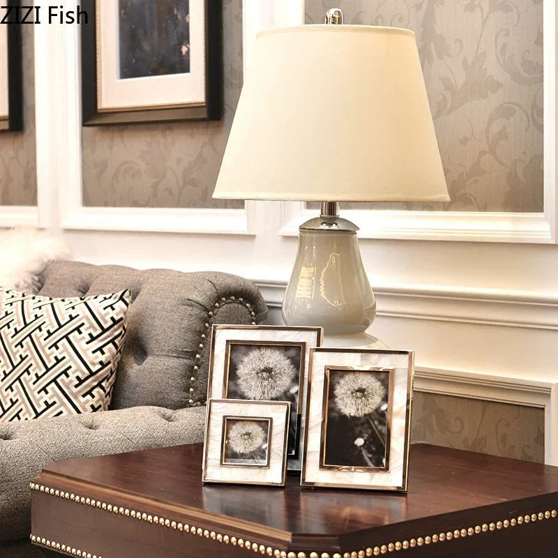 إطار صور شل الذهبي من DecorBites™ لديكور طاولة السرير لصور العائلة