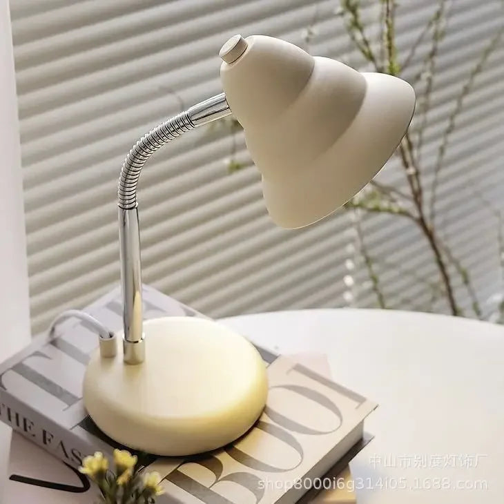 مصباح مكتب DecorBites™ الكريمي المزخرف ببراغي للقراءة والدراسة
