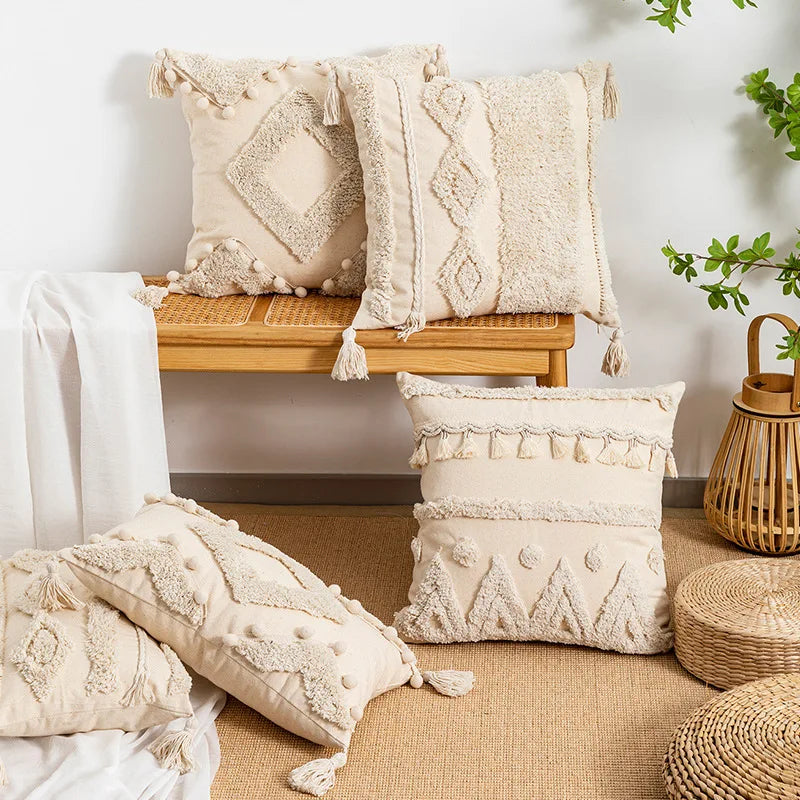 غطاء وسادة من القطن والكتان بتصميم بوهيمي منسوج بنمط هندسي مع شراشيب باللون البيج من DecorBites™