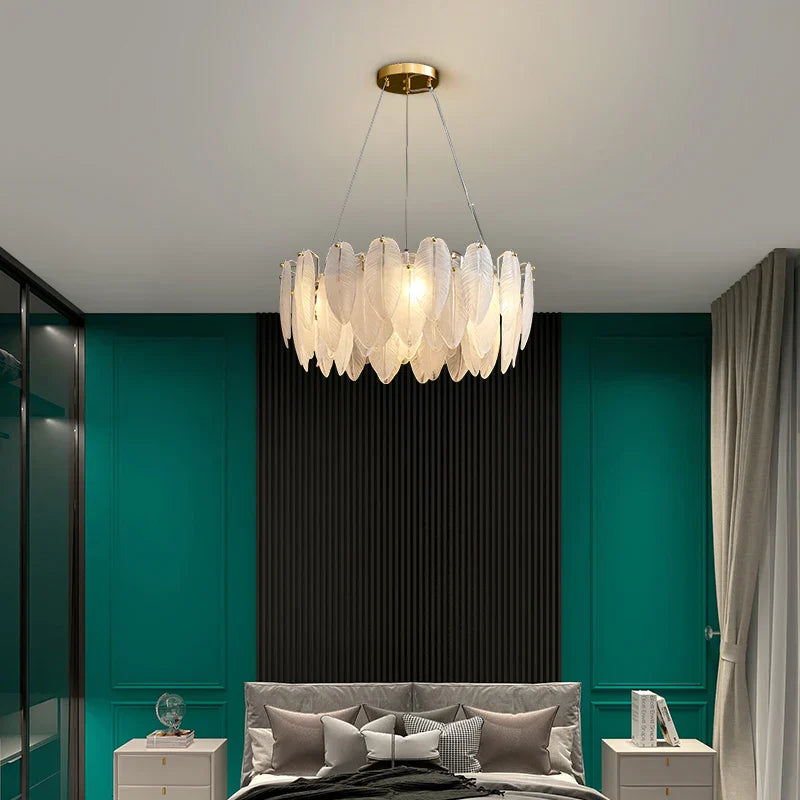 DecorBites™ ثريا ريش ذهبية بإضاءة LED معلقة لديكور المنزل