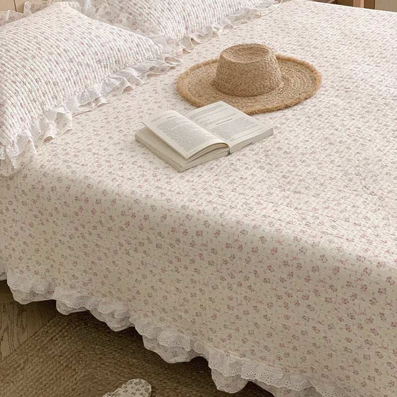 طقم مفرش سرير كوري من DecorBites™ برنسيس بتصميم أزهار من الدانتيل والكشكشة مع لحاف قطني 100%