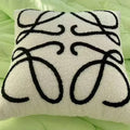 DecorBites™ غطاء وسادة بتطريز وجه من صوف الحمل 45x45 - غطاء وسادة فني تجريدي باللون البيج والأبيض