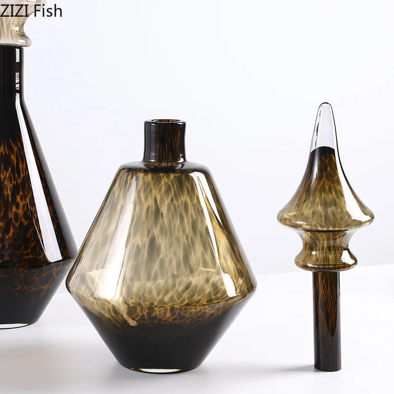 مزهرية زجاجية بطبعة الفهد من DecorBites™: تنسيق إبداعي للزهور لديكور الغرف الجمالي