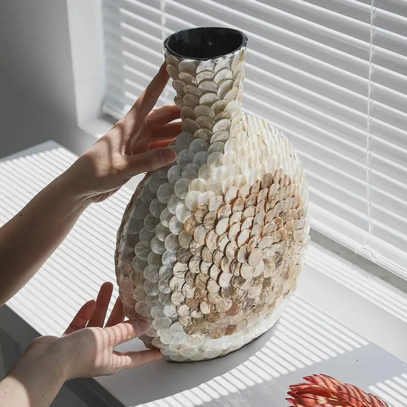 فازة زهور فنية ذهبية على شكل صدفة من DecorBites™: فازة فاخرة مصنوعة يدويًا لتنسيق الزهور وديكور المنزل