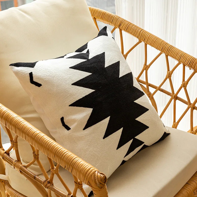 DecorBites™ Housse de coussin brodée géométrique - Taie d'oreiller moderne noire et blanche pour canapé