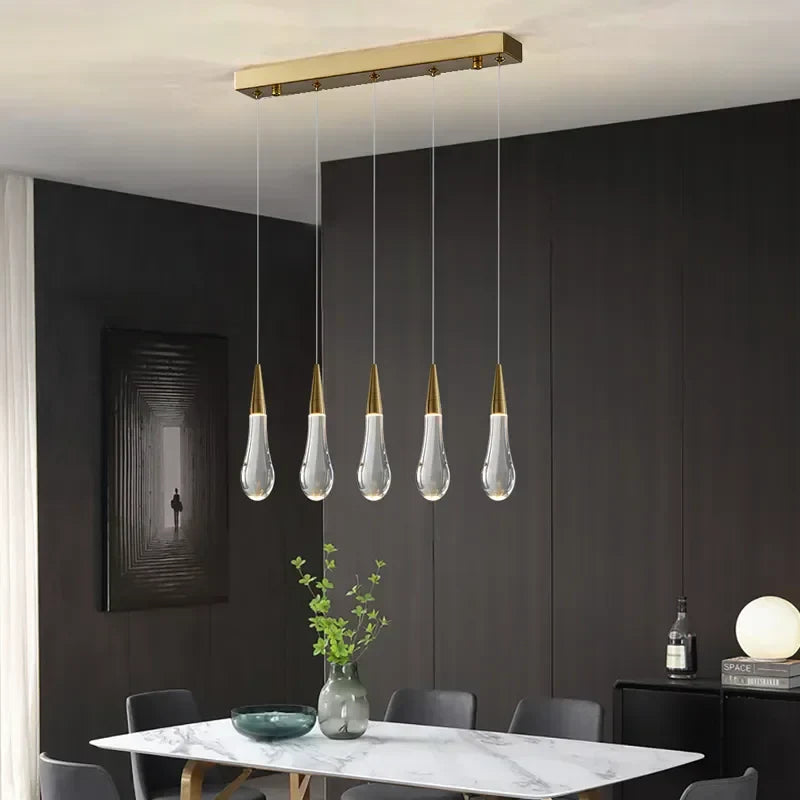 مصابيح قلادة على شكل قطرة ماء كريستالية ذهبية من DecorBites™ لثريا غرفة الطعام
