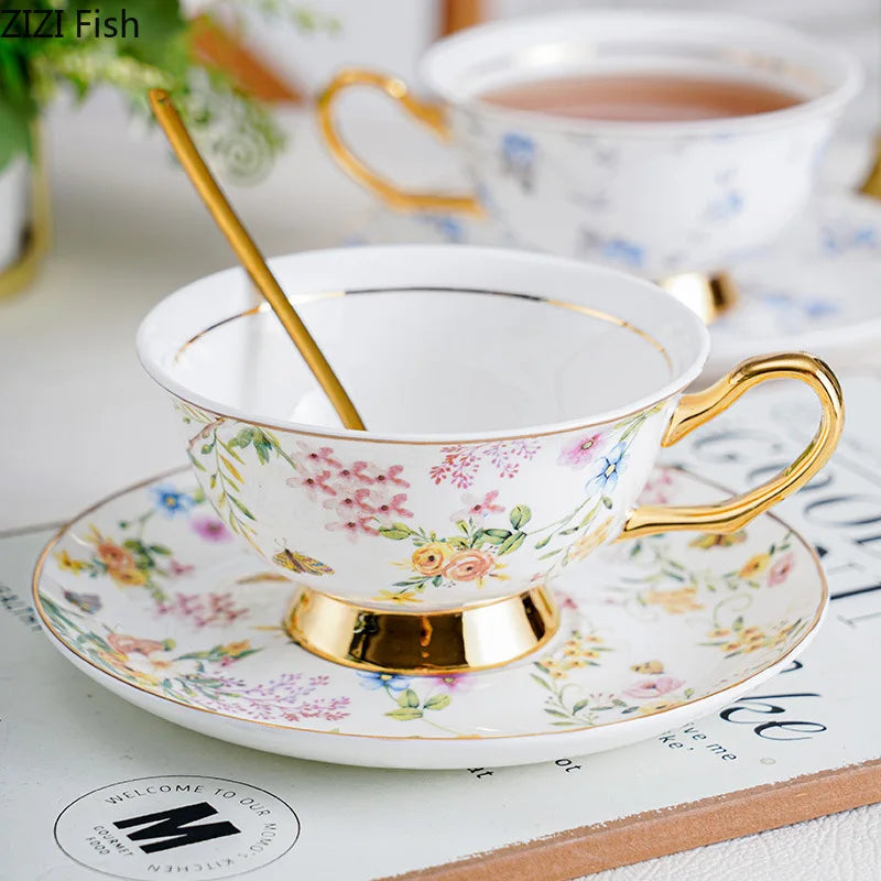 Ensemble Tasse et Soucoupe en Céramique Motif Fleurs Dorées DecorBites™ pour une Expérience Culinaire Élégante