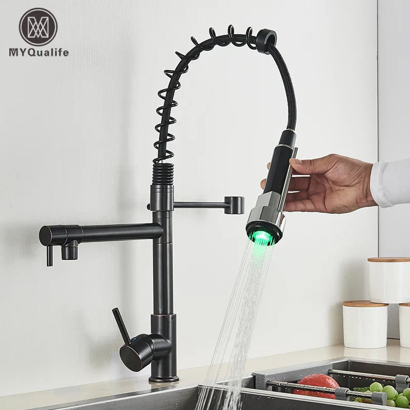 Robinet de cuisine brossé DecorBites™ à LED avec douchette extractible à ressort, bec pivotant à poignée unique