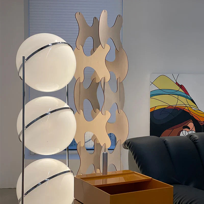 مصباح أرضي LED DecorBites™ من المعدن الكرومي لغرفة المعيشة مع كرة أكريليك بيضاء