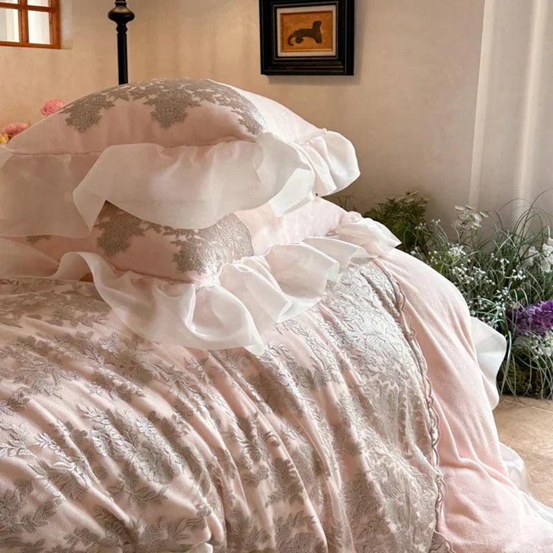 طقم مفروشات أميرة مكشكشة من الدانتيل الفرنسي من DecorBites™ مع غطاء لحاف مخملي حليبي دافئ