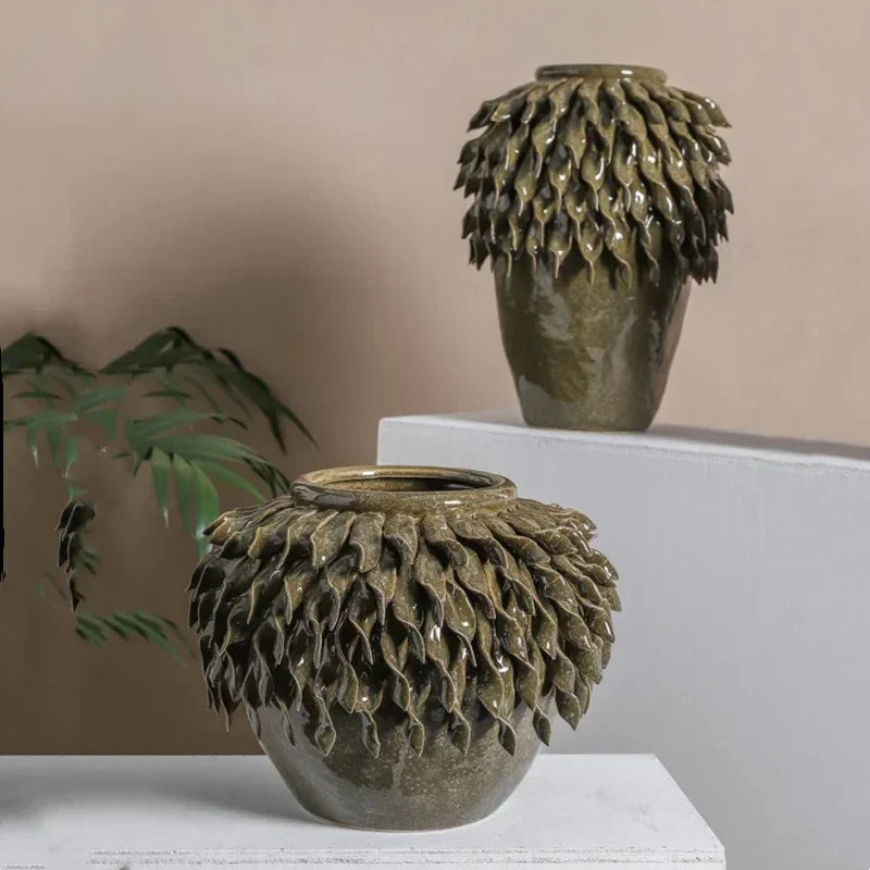 DecorBites™ Leaf Relief Ceramic Vase: إناء زهور خزفي بتصميم أوراق بارزة ثلاثي الأبعاد مصنوع يدوياً