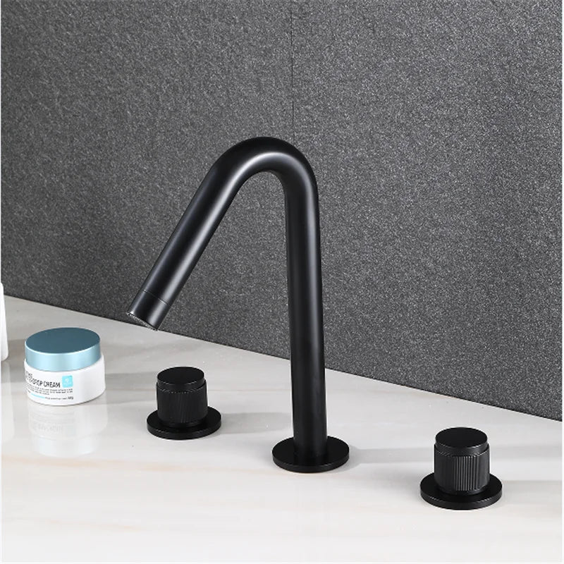 خلاط حوض DecorBites™ الذهبي: صنبور حمام نحاسي أسود عريض بطلاء كروم